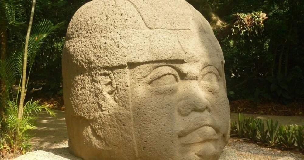 オルメカの巨石人頭像