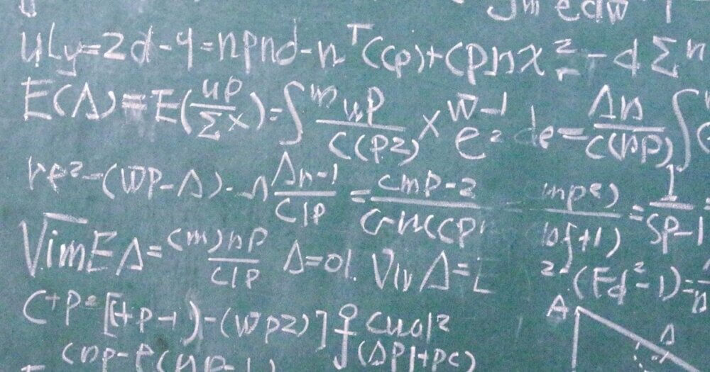 黒板に書かれた難解な数式