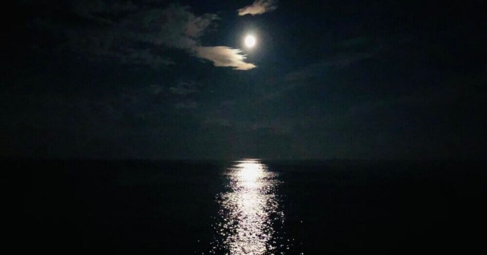 月と海に映る月光